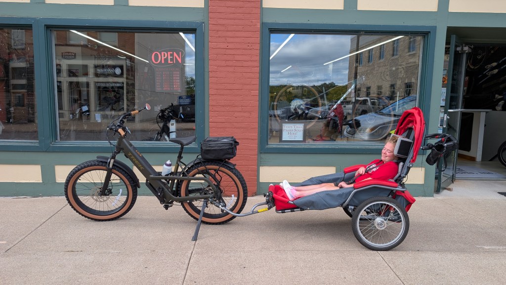 Bike with trailer and Christina in Josi trailer